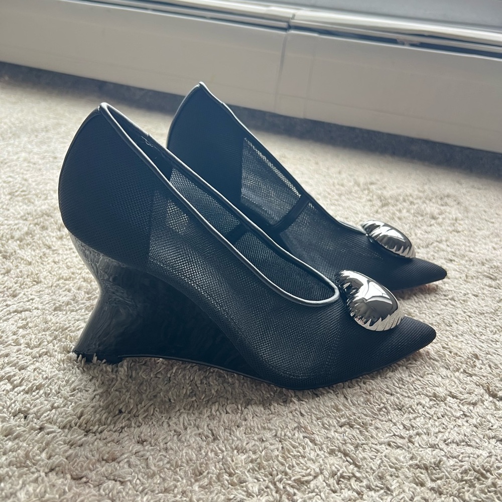 Katy Perry. New without tags. Size 8. Black Heels with Silver Heart - Picture 4 of 6
